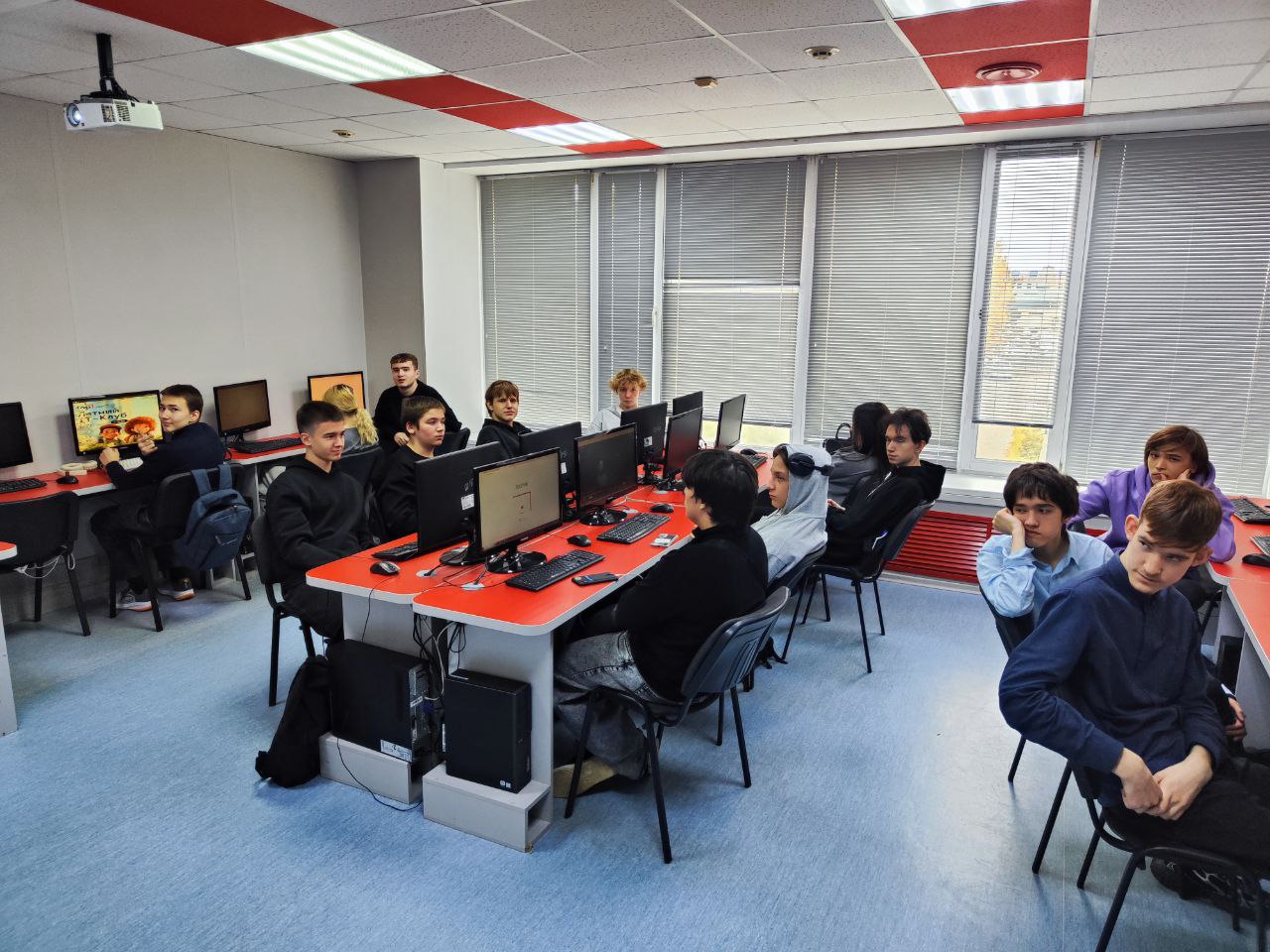 Занятия в компьютерном классе колледжа